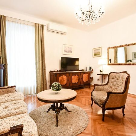 زادار Central Palace Apartment المظهر الخارجي الصورة